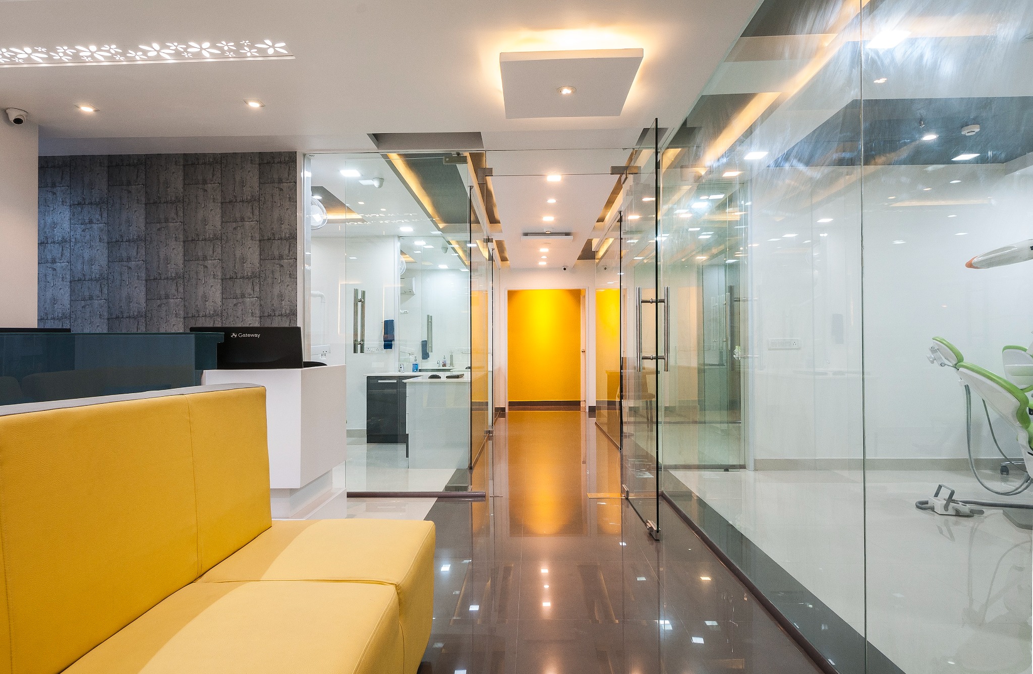 Dental Aswin reception desk and clinic overview