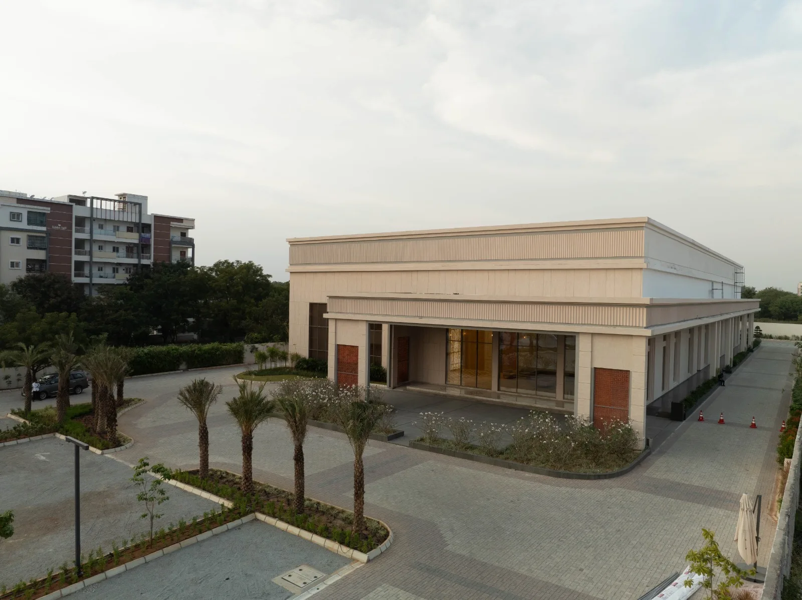 MOMENTUS front facade daytime view